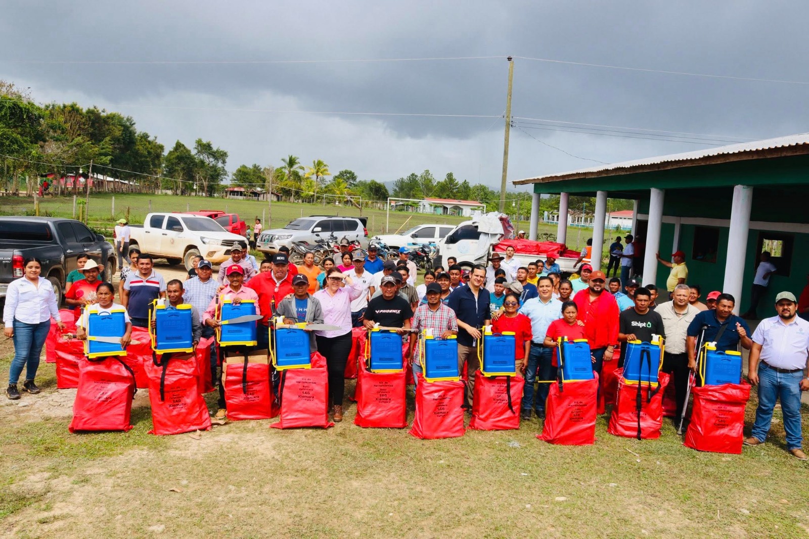 En Olancho:  Más de 100 productores del pueblo Pech, reciben el Bono Cafetalero y herramientas agr...